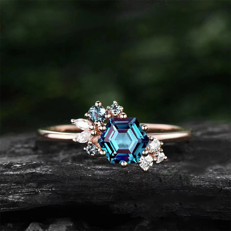 Olivenorma "Glorious Luck" - Unique Hexagon Cut Alexandrite Ring